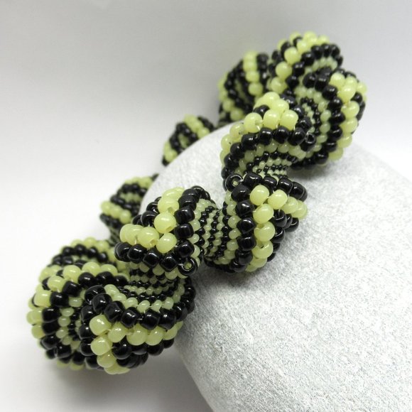 Uranium glass Beadwoven Cellini Bangle - Picture 5 of 14